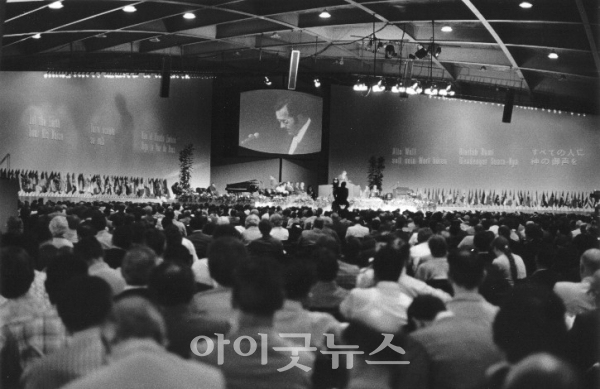1974년 스위스 로잔에서 열린 제1차 로잔대회의 모습. 이곳에 모인 150개국 2,400여 명의 참가자들은 세계선교를 위한 신학적 기초인 로잔언약을 발표했다.