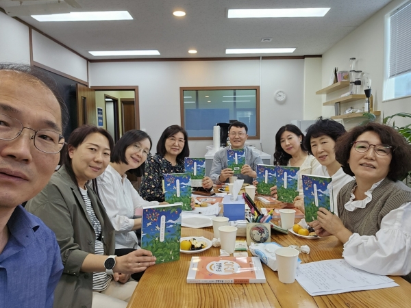 서울 상암동교회 윤필교 집사는 소그룹 공동체 구성원들과 서로 격려하며 1,000일간 감사일기를 이어오고 있다.