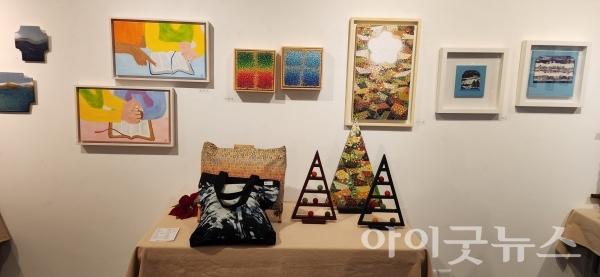 크리스천 작가 31명이 연합한 성탄 선물전 ‘동(同)‧동(動) 친구전’이 지난 6일부터 11일까지 인사동 아리수갤러리 2층에서 열렸다.