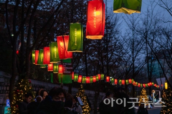 CTS기독교TV는 지난 16일 정동길에서 ‘2023 대한민국성탄축제 개막식’을 열고 덕수궁 돌담길을 청사초롱 성탄등으로 장식하고 역사와 전통이 깃든 ‘조선의 성탄절’을 재현했다.