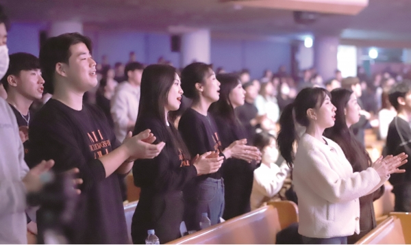여의도순복음교회에서 열린 ‘올 라운드 워십(All Round Worship)’에서 청년들이 뜨겁게 찬양하고 있다.