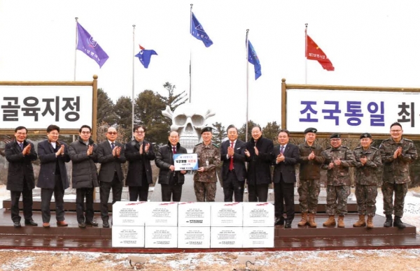 김진범 총회장과 군선교국 임원들이 지난 5일 강원도 철원 3사단 백골부대를 방문해 박진성 사단장에게 위문물품을 전달하고 부대원들을 격려했다.