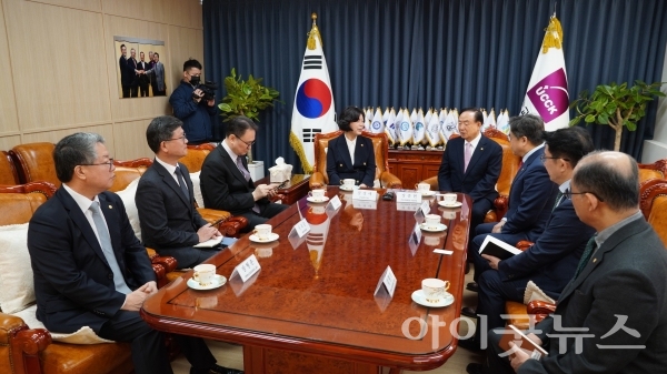 지난 14일 사단법인 한국교회총연합을 방문한 국가보훈부 강정애 장관은 한국교회의 국가유공자 지원 활동에 감사를 표했다.