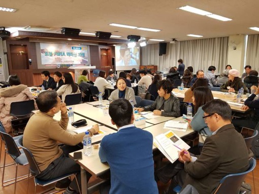 오륜교회 크리스천 취업스쿨에서 소그룹 모임을 통해 정보를 공유하는 모습.