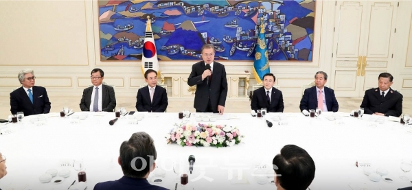 사진은 지난 7월 한국교회 주요 12개 교단장이 청와대에 방문해 문재인 대통령을 만난 모습. 이 만남 역시 한교총이 성사했다. 아이러니하게도 당시 대통령을 만난 교단장들은 아직 4개월이 채 지나지 않았지만 대부분 새로운 인물들로 교체됐다.