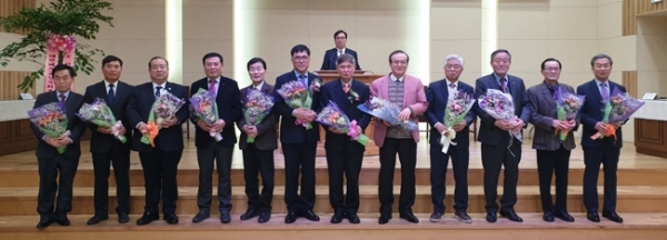 새롭게 선출된 장로회연합회 임원들이 회원들에게 인사하고 기념촬영을 했다.