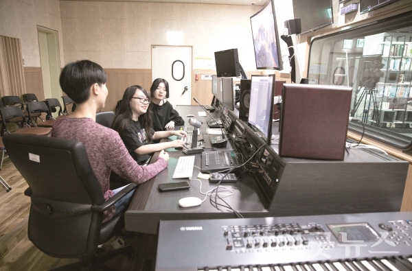 백석예술대학교 영상학부 영상미디어전공 학생들이 영상 편집 수업을 하고 있다.
