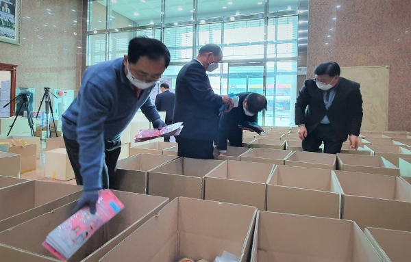 백석총회 임원과 직원들이 지난 3일 대구지역으로 보낼 긴급구호물품을 정성스럽게 포장하고 있다.