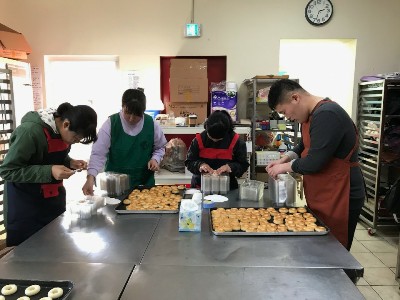 학생들이 문경힐링체험교육원을 방문해 직접 오미빵을 만드는 체험을 하고 있다.