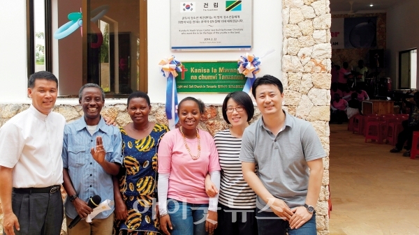 지난 2014년 세워진 탄지니아 빛과소금의교회. 장창영 목사(오른쪽 끝)는 “교회를 낳는 것이 교회의 사명”이라고 강조했다.