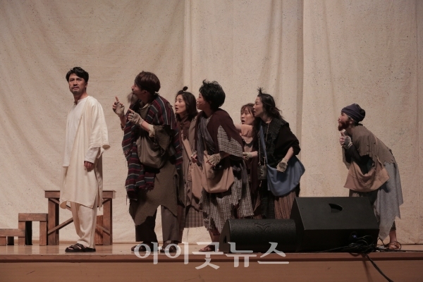 광야아트미니스트리가 지난달 31일 선한목자교회에서 첫 번째 문화선교주일을 선보였다. 이날 예배에서 공연한 뮤지컬 ‘오병이어’의 한 장면.