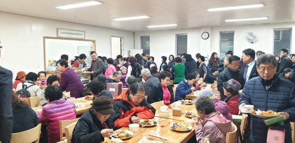 선한목자교회는 1년에 두 차례 지역 주민들을 초청해 삼겹살 파티를 벌이면서 사랑으로 섬기고 있다.