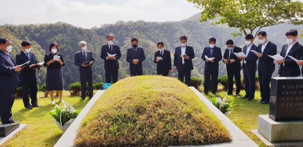 한국CCC 설립자 고 김준곤 목사를 추모예배가 지난 28일 제자들이 함께한 가운데 춘천 경춘공원묘원에서 드려졌다.