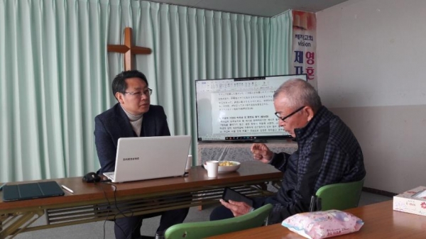 일본지부장을 맡고 있는 김송태 선교사(왼쪽)가 일본 현지인 성도와 일대일로 소그룹 성경공부를 하고 있다.