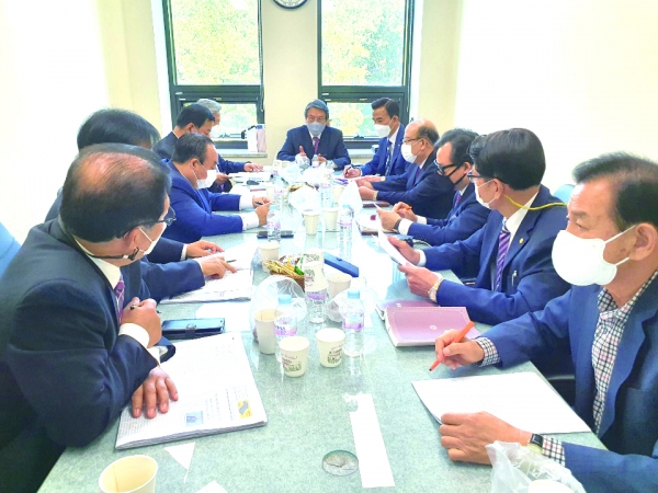 총회 정치국이 지난 6일 회의를 열고, 정기총회 위임안건들을 처리했다.