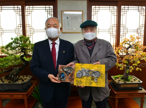 백석대학교 장택현 대학혁신위원장이 박영대 석좌교수로부터 시모가와 마사루 작가의 작품을 전달받고 기념촬영을 하고 있다.