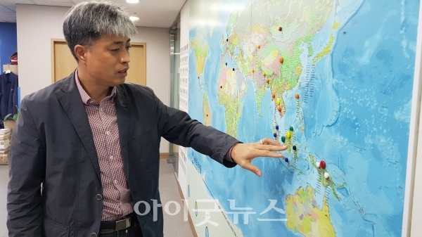 GBT선교회 사무실에 펼쳐진 세계지도에서 소속 선교사들의 사역지에 대해 소개하는 김현 선교사.
