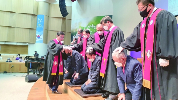 지난 6일 송촌컨벤션 3층에서 교회 설립 30주년 기념 임직·은퇴 감사예배가 진행됐다.