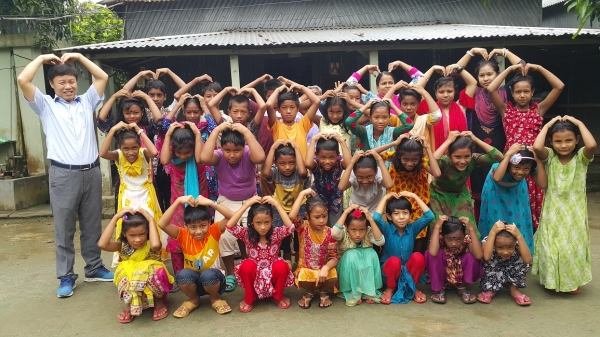 방글라데시 현지 교회 주일학교 학생들과 ‘예수님 사랑합니다’를 표하고 있다. 맨 왼쪽이 박필우 선교사.