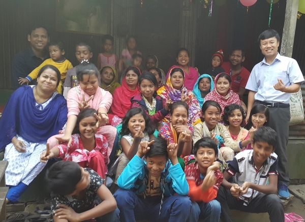 박필우 선교사가 방글라데시 샬롬교회 성도들과 함께 하고 있다.
