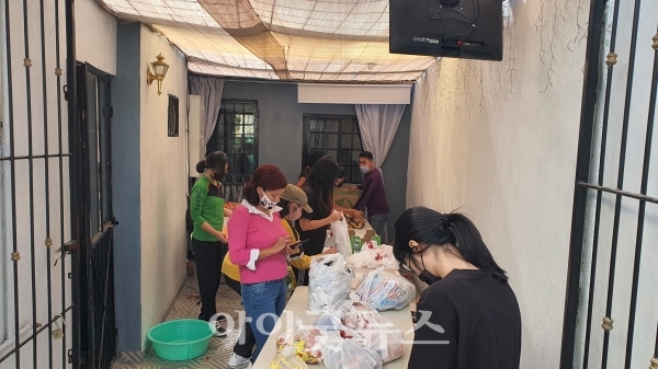 멕시코에서 최근 증가한 노숙자들을 위해 음식을 포장하고 있는 교인들. (주후원계좌 ; 신한은행, 박수영 981-06-002131)