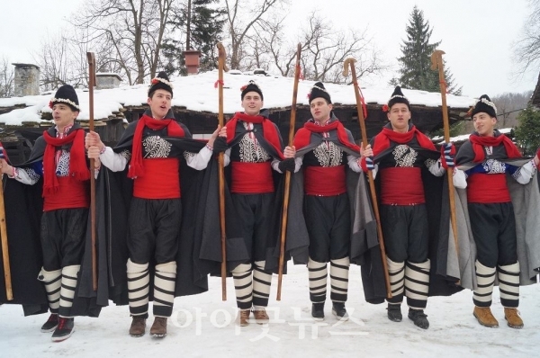 불가리아에서 성탄절 즈음 ‘콜레다르’(Koledari) 행사에 참석한 청년들의 모습. (후원계좌 : 카카오뱅크 3333109287278, 박계흥)