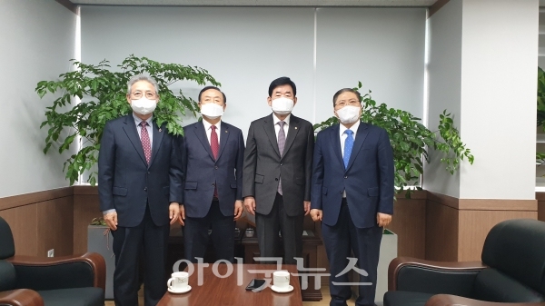 더불어민주당 김진표 의원이 15일 한교총을 방문해 공동대표회장들과 환담을 가졌다.