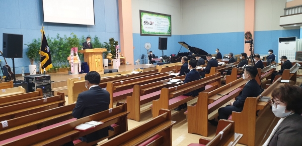 경서노회는 지난 15일 새빛교회에서 제18회 정기노회를 갖고 목사안수식도 거행했다.