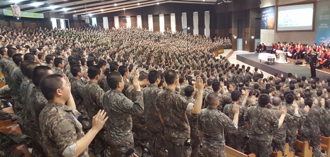 논산훈련소 연무대교회에 3천여명의 훈련병들이 진중세례식에 참여해 세례서약을 하고 있다.