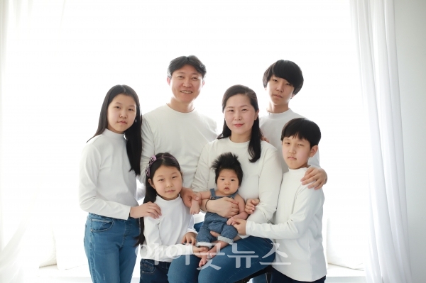 박성관 공종선 간사와 다섯 자녀들. 스스로를 ‘푸른초장 가족’이라고 부르는 이들은 얼마 전 다섯째의 100일을 맞아 가족사진을 찍었다.