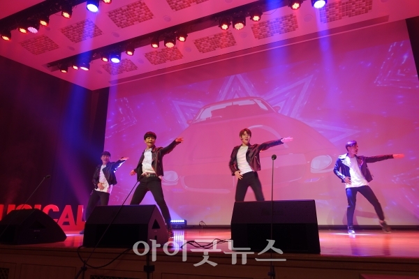 'Musical Concert 뮤지컬에 빠지다'에서 뮤지컬 갈라팀 데파스가 공연을 펼치고 있다.