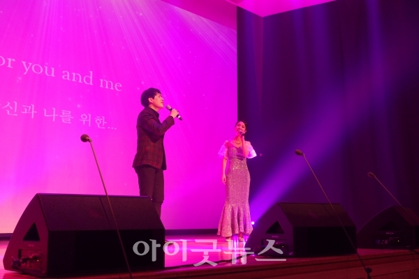 'Musical Concert 뮤지컬에 빠지다'에서 백석예술대 강신주, 곽은주 교수가 공연을 펼치고 있다.