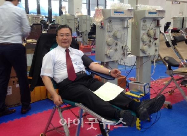 성종현 교수가 2014년 백석대 사랑나눔대축제에서 헌혈에 동참하고 있다.