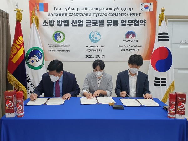 몽지협 김동근 회장(왼쪽)이 두 단체 대표와 협약식에 서명하고 있다.