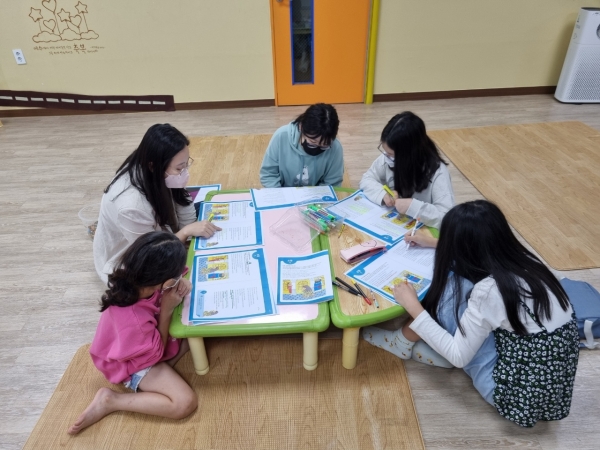 예수마을교회 아동부 학생들이 'RT테이블' 교재를 활용해 교회 안에서 교사와 함께 공부하고 있다.