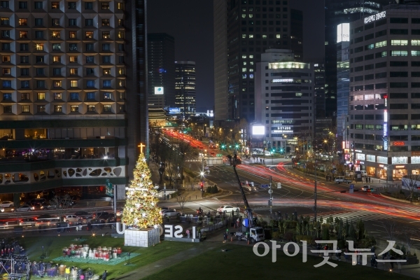 CTS기독교TV가 2021 대한민국 성탄축제 ‘성탄트리 점등식 & 축하 음악회’를 지난 27일 오후 5시 서울시청 광장에서 개최했다. (사진:CTS 제공)