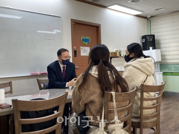 신현욱 목사가 탈퇴자들을 대상으로 상담을 진행하고 있다.