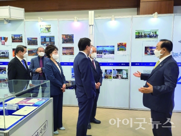 장종현 총회장과 양병희 45주년 준비위원장, 그리고 임원들이 백석역사관을 둘러보고 있다.