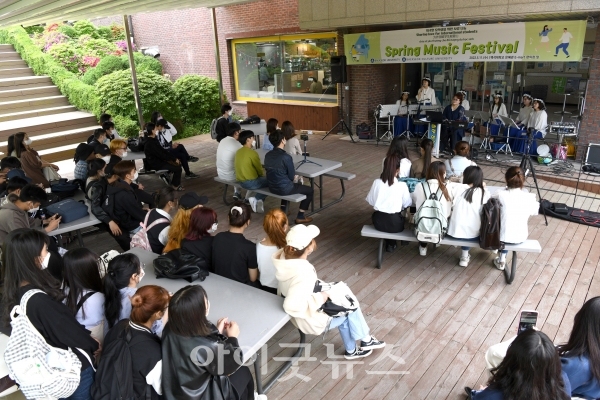 백석대학교·백석문화대학교 국제교류처가 지난 11일 유학생들을 위한 봄 음악축제 ‘Spring Music Festival’을 개최했다.