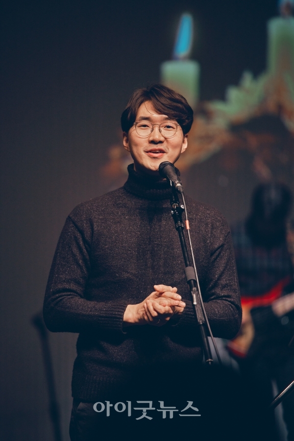 대한민국을 대표하는 워십팀 중 하나인 어노인팅의 대표이자 예배인도자 최요한 교수는 글을 쓰고 노래를 짓는 창작자이기도 하다.