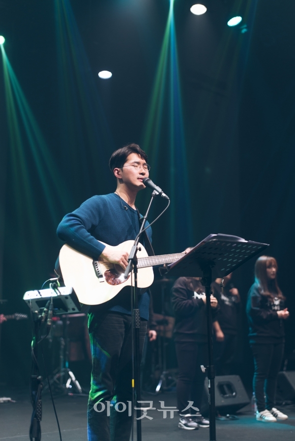 대한민국을 대표하는 워십팀 중 하나인 어노인팅의 대표이자 예배인도자 최요한 교수는 글을 쓰고 노래를 짓는 창작자이기도 하다.