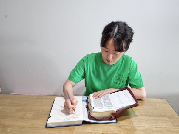 신나는교회 정진선 자매는 최근 두 번째 성경필사를 시작했다.
