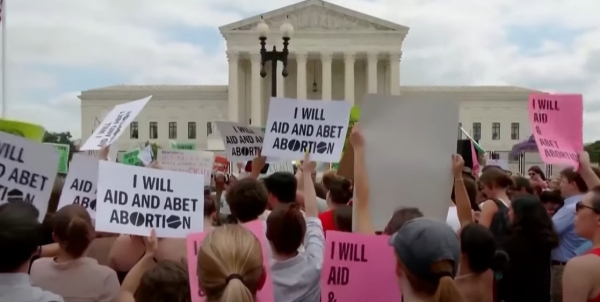 미 연방대법원이 낙태를 합법화 했던 기존 판례를 변경하면서,  찬반 양론이 격하게 충돌하고 있다.