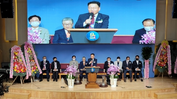 예심선교회 대표인 예심교회 김기남 목사가 대회사를 전하고 있다.