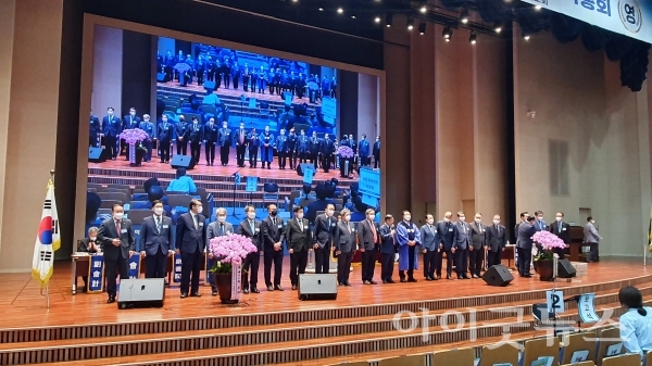 총회설립 45주년 기념사업 17개 본부장이 총대들 앞에서 인사하고 있다.