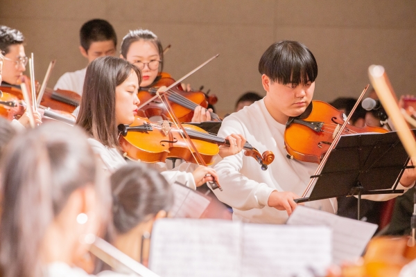 하늘꿈중고등학교는 다양한 직업교육 및 특별활동을 제공한다. 사진은 탈북청소년들이 오케스트라 수업에 임하는 모습.