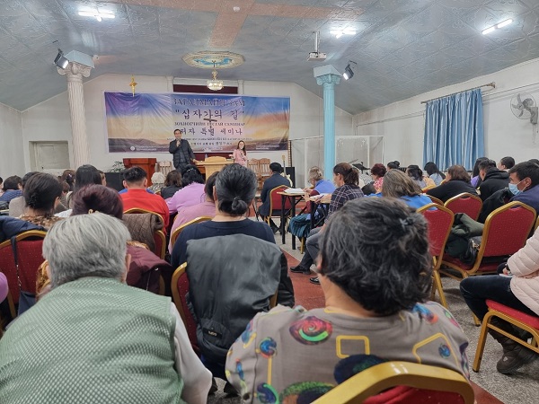 ‘십자가의 길’ 저자 특별세미나에 몽골 현지 목회자들이 많이 참석했다.