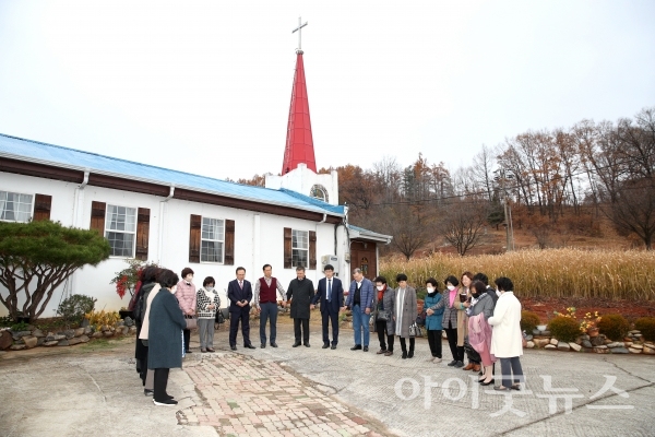 지난 12일 신리교회에 신생중앙교회 성도 22명이 방문해 봉사활동을 펼쳤다.
