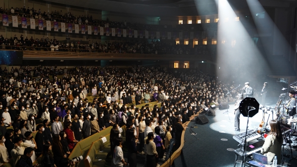 ‘다음세대 건초더미 기도운동 The Light’가 지난 17일 사랑의교회에서 개최됐다. 서울경기지역 청소년 4천여명이 참석해 뜨겁게 찬양하고 뜨겁게 기도했다.