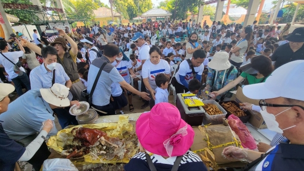 부천노회 목회자들이 필리핀 학교 현장에서 음식과 학용품을 나누며 사랑과 복음을 나누고 있다.